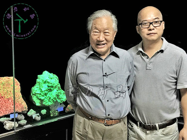 原地礦部部長(zhǎng)宋瑞祥（左）視察譚力的熒光礦物展廳。